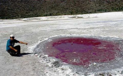 دریاچه خونین در مکزیک / پایگاه سفینه های آدم فضایی ها!