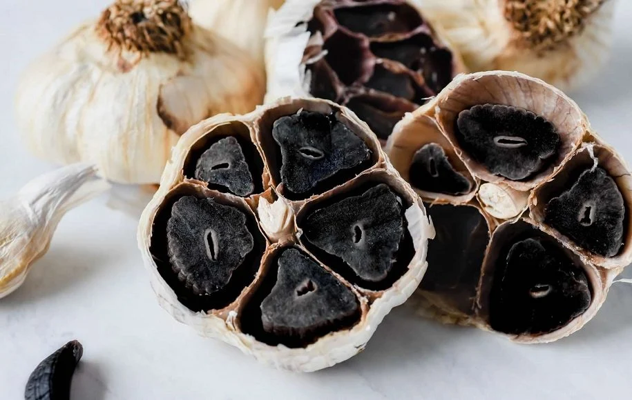 چطور می توان سیر سیاه را با داروهای دیگر ترکیب کرد؟